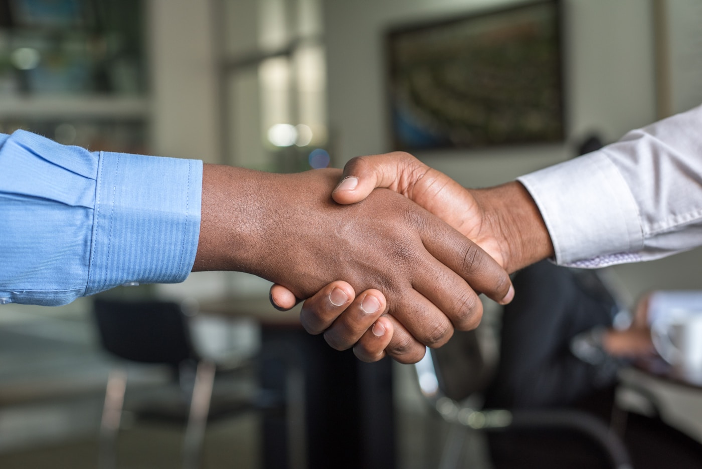 Partnerschaftlicher Handschlag — internationale Kooperation